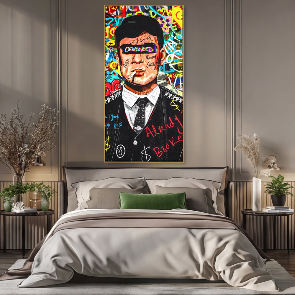 Tablou canvas cu tablou canvas cu personaj tip tommy shelby, in rama de aluminiu auriu, pe perete intr-un dormitor